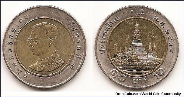 10 Baht, BE2538
Y#227
8.5400 g., Bi-Metallic Aluminum-bronze center in Stainless steel
ring, 26 mm. Ruler: Bhumipol Adulyadej (Rama IX) Obv: Head
left within circle Rev: Temple of the Dawn within circle Edge:
Segmented reeding Note: Varieties exist.