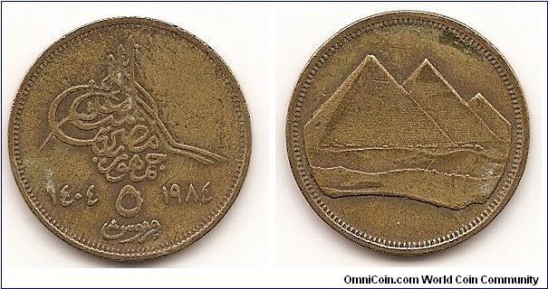 5 Piastres, AH1404
KM#555.2
Aluminum-Bronze Obv: Islamic date left of denomination, tughra
above Rev: Pyramids