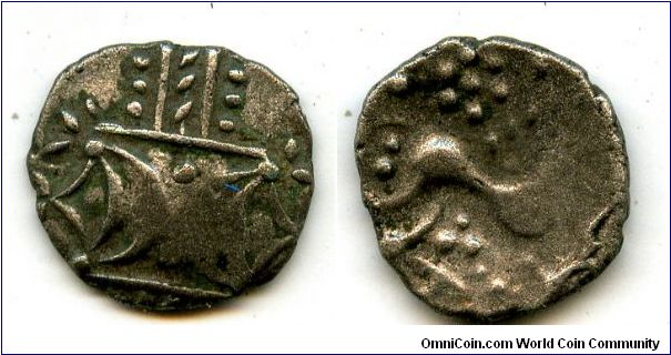 Silver unit
Tribe Iceni
Back to back Crescent with 2 dots between
Horse + T