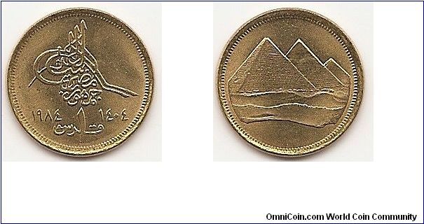 1 Piastre
KM#553.1
Aluminum-Bronze, 18 mm. Obv: Christian date left of
denomination, tughra above Rev: Pyramids