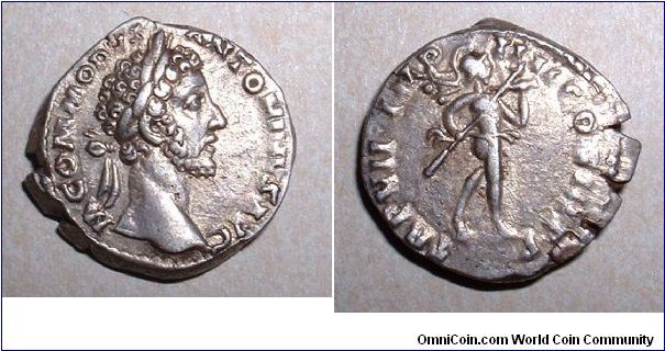 COMMODUS - Denarius - 181/182 - M COMMODVS ANTONINVS AVG, laureate head right / TR P VII IMP IIII COS III P P, Mars advancing right carrying spear & trophy. Mm 17,8 grs 3,8