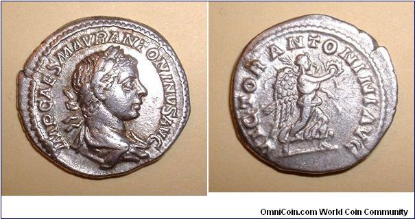 ELAGABALUS - Denarius - IMP CAES M AVR ANTONINVS AVG, laureate, draped & cuirassed bust right / VICTOR ANTONINI AVG, Victory running right, holding wreath and palm over left shoulder. Mm 19,6 grs 3,1