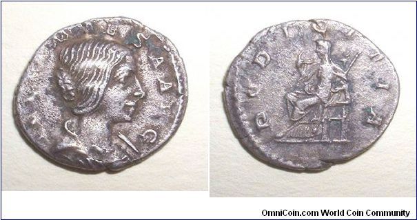 JULIA MAESA - Denarius -IVLIA MAESA AVG, draped bust right / PVDICITIA, Pudicitia seated left, raising veil and holding scepter. Mm 18,5 grs 2,45