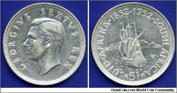 *5s*.
300th-Anniversary - Founding of Capetown.
George VI (1936-1952) Rex.
Mintage 1,698,000 units.


Ag500f. 28,28gr.
