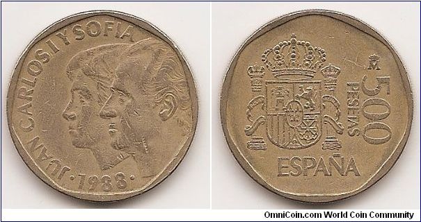 500 Pesetas
KM#831
Copper-Aluminum-Nickel Ruler: Juan Carlos I Obv: Conjoined
heads of Juan Carlos and Sofia left Rev: Crowned shield flanked
by pillars with banner, vertical value at right