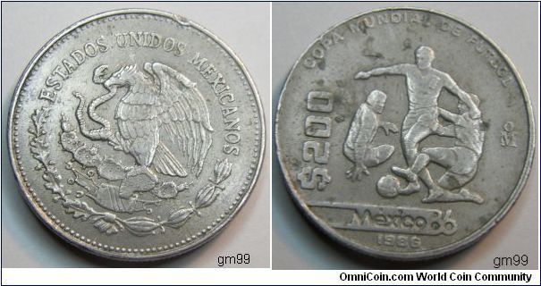 200 Pesos Soccer World Cup
Nickel-Copper 29.5mm. Subject:1986 World Cup Soccer Games. Obverse: National arms, eagle left. Reverse: Soccer players. Edge Reeded