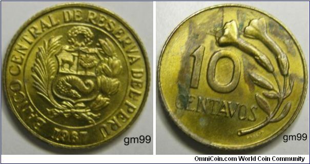 I had to add the other one.10 Centimos (Brass) Obverse; Wreath over arms with stalks on either side,
BANCO CENTRAL DE RESERVA DEL PERU date 1967