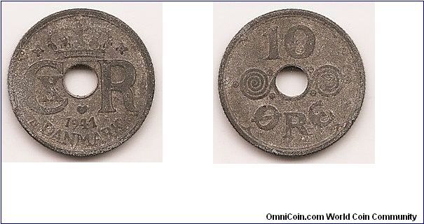 10 Ore
KM#822.2a
2.4000 g., Zinc Ruler: Christian X Obv: Crowned CXR monogram
around center hole, date, mint mark and initials N-GJ below hole
Rev: Center hole flanked by spiral ornamentation dividing value