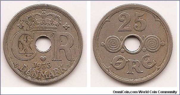 25 Ore
KM#823.2
4.5000 g., Copper-Nickel Ruler: Christian X Obv: Crowned
CXR monogram around center hole, date, mint mark and initials
N-GJ below hole Rev: Center hole flanked by spiral
ornamentations dividing value Note: For coins dated 1941 refer
to Faeroe Islands listings.