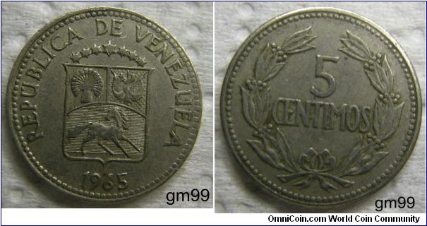 5 Centimos (Copper-Nickel) : 1964-1965
OBVERSE: Seven stars in arc above shield with three parts containing a fan, crossed flags with caps, and a horse running right, head looking left,
REPUBLICA DE VENEZUELA date
REVERSE: Value within wreath,
5 CENTIMOS