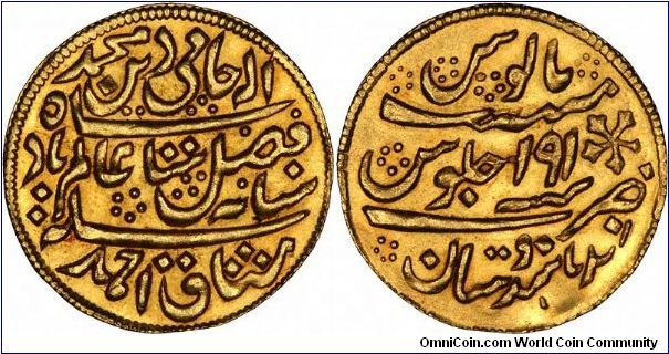 We do not know the date of this coin. It appears to be a gold half mohur, 	diameter 24.15mms, weight 5.5864 grams, fineness .910?, AGW 0.1634?.
We could spend a few hours buried in our copy of Mitchener, but even then, we might not correctly identify it. Can anybody help?
One pint reward offered!