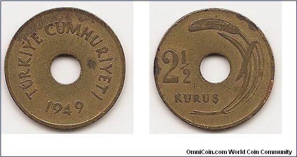 2-1/2 Kurus
KM#885
3.2000 g., Brass, 21 mm. Obv: Date below center hole Rev:
Center hole divides oat sprig and value