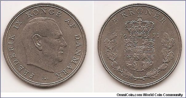 5 Kroner
KM#853.1
15.0000 g., Copper-Nickel, 33 mm. Ruler: Frederik IX Obv:
Head right, titles, mint mark and initials C-S Rev: Crowned and
quartered arms divide date within two oak branches, value above