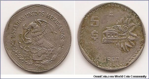 5 Pesos
KM#485
Copper-Nickel, 27 mm. Subject: Quetzalcoatl Obv: National
arms, eagle left Rev: Native sculpture to lower right of value and
dollar sign, LIBERTAD Y INDEPENDENCIA Note: Inverted and
normal edge legend varieties exist for the 1980 and 1981 dates.