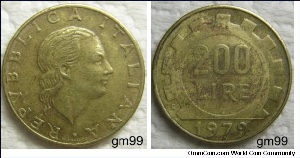 200 Lire (Aluminum-bronze) : 1977-2001
Obverse: Bare head right,
 REPVBBLICA ITALIANA
Reverse: Gear around value, date below,
 200 LIRE date
