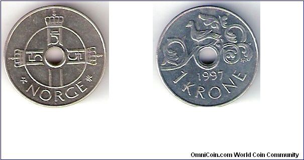 NORWAY

1997

ONE

KRONE 

HOLE

COIN

 

OBVERSE:  MONOGRAM CROSS

REVERSE:  BIRD ON VINE

EDGED:       PLAIN

WEIGHT:    4.3000 GMS.

METAL:      COPPER NICKEL