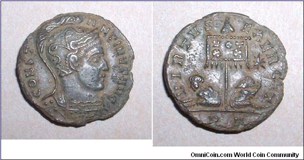 Constantine the Great AE3. 319-320 AD. CONSTANTINVS AVG, helmeted cuirassed bust right / VIRTVS EXERCIT, two captives at foot of standard inscribed VOT XX, PT in ex. Mint of Ticinum, Mm. 17,8 grs. 2,8