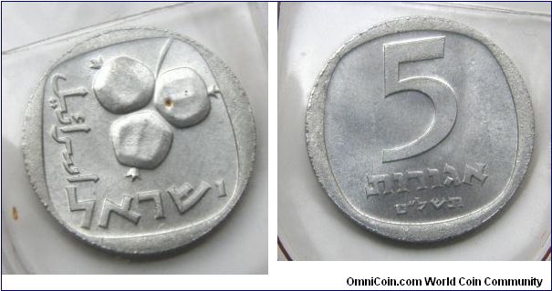 5 Agorot, Motif appearing on a frieze from Capemaum Spynagogue,3rd Century CE. Reverse:Three Ripe Pomegranates. Aluminium. 1979 Official Uncirculated Set'. coins w/o mint mark. The Jewish Year 5739 in Hebrew letters.