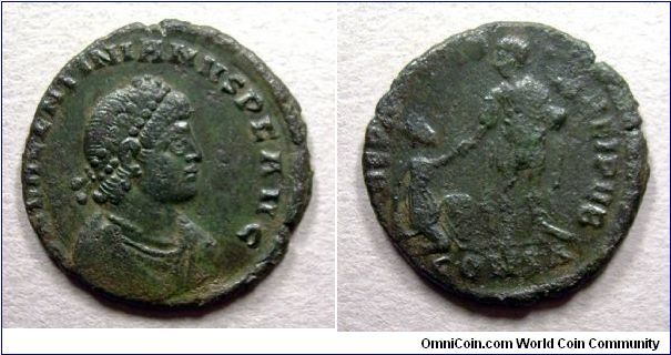 Valentinian II - AE2 - Constantinople mint - obv.: D N VALENTINIANUS PF AVG. Diademed bust right; Rev.: REPARATIO REIPVB Emperor standing front, offering hand to kneeling woman on left & holding Victory on a globe in left hand. Ex.: CONSDelta