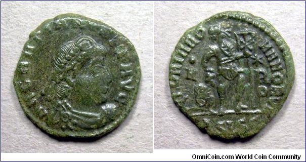 Gratian- AE3 -  Siscia mint - D N GRATIANVS P F AVG, pearl-diademed, draped & cuirassed bust right / GLORIA ROMANORVM, emperor in military dress walking right, head left, holding labarum, dragging a kneeling captive by the bound hands, dot over M to left, star over R over O to right, DeltaSISC in ex. Mm 17,4 gr. 2,3