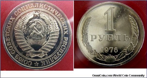 1 Rouble (1961-1991)(Copper-Nickel-Zinc) : 
Obverse: Hammer and sickle overlain on globe above sun with rays, all within wreath or sheaf of wheat stalks, star above. 
Reverse: Denomination and date within wreath 
1 Rouble date 1976. 1976 Proof-Like Mint Set.