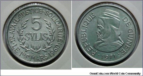 5 sylis.
Syli was the currency of Guinea beetwen 1971-1985.
1 syli = 100 cauris.