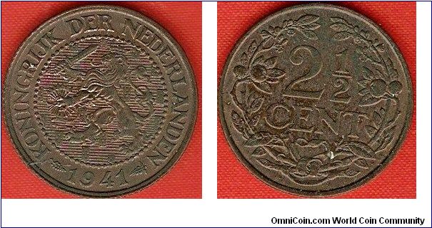 2 1/2 cent (half stuiver)
15 large shields in field. Wreath with orange plant on the reverse
bronze