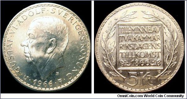 Sweden - 5 Kronor Jubilee coin - 1966 - Silvercoin Ag 0,400 - Ag 0,2315 - Weight 18 gr - Size 34 mm - Regent / Gustav VI Adolf (1950-73) - Mintage 1 023 500 - Engraver / Léo Holmgren - Minted in Stockholm / Sweden - Edge : Horizontal wavy lines - Subject : 100th Anniversary of Constitution - Reference KM# 839 (1966)