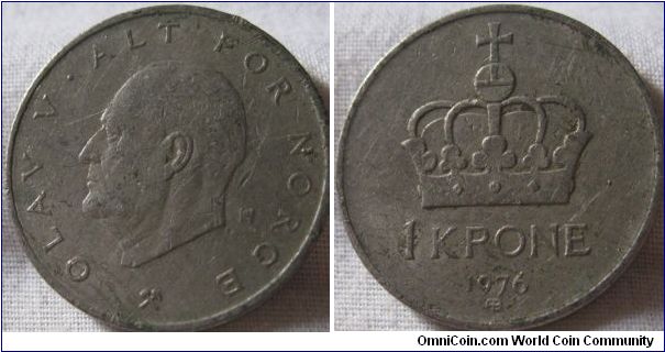 1 krone, as with most scandanvian coins, hardly any detail, this one is well circulated
