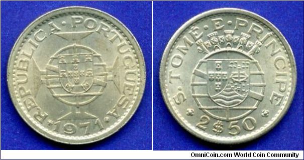 2-1/2 Escudos.
Republica Portuguesa.
*SAO TOME & PRINCIPE*.
Mintage 250,000 units.


Cu-Ni.