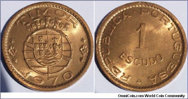 PORTUGUESE COLONY OF TIMOR
1 ESCUDO

7.87g BRONZE, 25.7mm