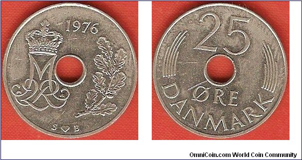 25 ore
coin with central hole
crowned M2R (Margaretha secunda Regina)monogram of queen Margrethe II
copper-nickel