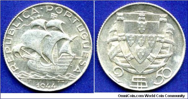 2-1/2 Escudos.
Republica Portuguesa.
Mintage 9,134,000 units.


Ag650f. 3,5gr.