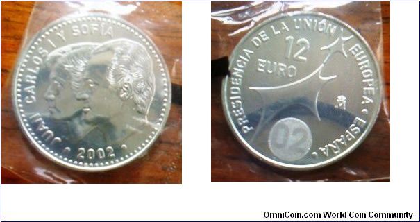 Hologram metal etching on this coin,showing 02 and alternately the euro currency symbol. Year 2002 Euro Spain issue at 92.5% silver on a 33mm diameter coin, still inside it's original issued plastic packaging thus making this coin genuinely  uncirculated. Thanks Martin!