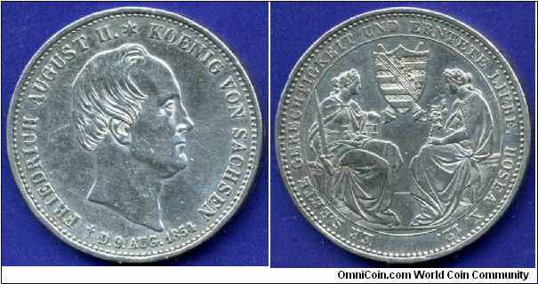 Postmorten Thaler (Gedenkthaler).
Kingdom of Saxony.
Death of King Friedrich August II von Sachsen, 9 august 1854.
'F'- mintmaster Gustav Theodor Fischer, Dresden mint, 1845-60.
Mintage 16,000 units.


Ag750f. 22,27gr.