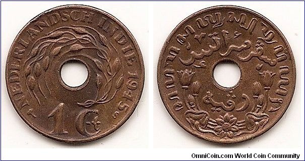 1 Cent -Netherlands East Indies-
KM#317
4.8000 g., Bronze, 23 mm. Ruler: Wilhelmina I Obv: 3/4 spray around hole in center with value below Obv. Leg.: NEDERLANDSCH INDIE Rev: Inscription and flowers around hole in center Edge: Plain