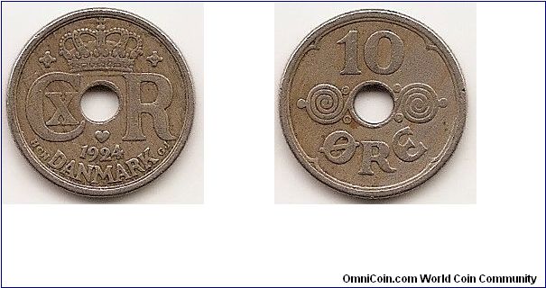 10 Ore
KM#822.1
3.0000 g., Copper-Nickel Ruler: Christian X Obv: Crowned CXR monogram around center hole, date, mint mark and initials HCN-GJ below hole Rev: Center hole flanked by spiral ornamentation dividing value