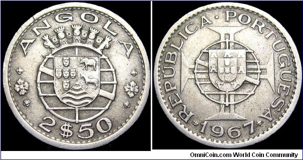 Angola - 2,5 Escudos - 1967 - Weight 3,4 gr - Copper / Nickel - Size 20 mm - Obverse / Arms date below - Reverse Five crowns above arms, value below - Mintage 6 000 000 - Edge : Reeded - Reference KM# 77 (1953-74)
