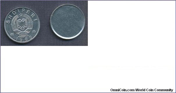 unstruck planchet of a 5 Quindarka and struck coin