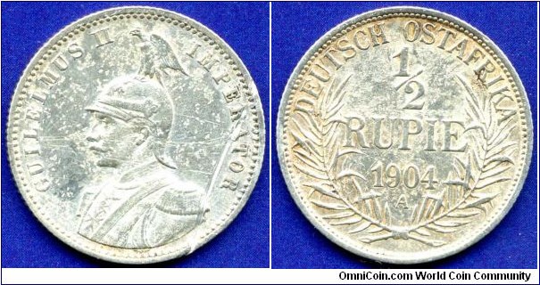 1/2 Rupie.
DOA - Deutsch Ostafrika.
*A* - Berlin mint.
Mintage 400,000 units.


Ag917f. 5,831gr.