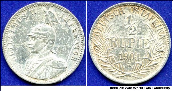 1/2 Rupie.
DOA - Deutsch Ostafrika.
*A* - Berlin mint.
Mintage 400,000 units.


Ag917f. 5,831gr.