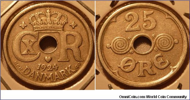 25 Øre, holed