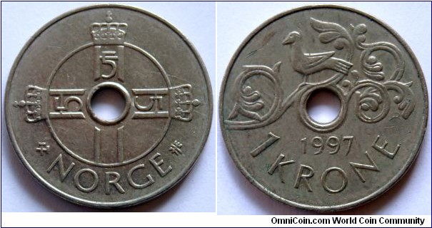 1 krone.
1997, Cu-ni.
Weight; 4,35g. Diameter; 21mm. Plain edge. Design; Ingrid Austlid Rise. Mint; Den Kongelige Mynt (Royal Mint) Kongsberg. Mintage; 141.099.873 units.