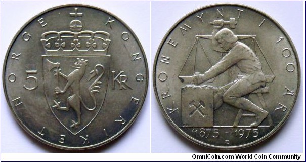5 kroner.
1975, 100 Years of Krone. Cu-ni. Weight; 11,5g. Diameter; 29,5mm.
Plain edge. Mint; Den Kongelige Mynt (The Royal Mint) Kongsberg. Mintage 1.191.813 units.