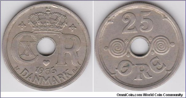 25 Öre,Copper-nickel Crowned monogram of Christian X,C X R 1935 DANMARK. Reverse: Spirals on either side of the hole. RARE